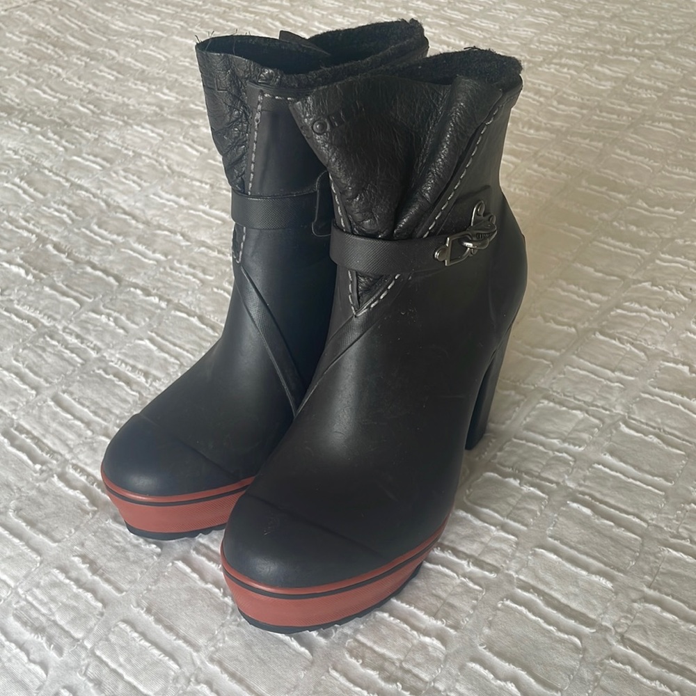 Sorel heeled rain boot size 6
